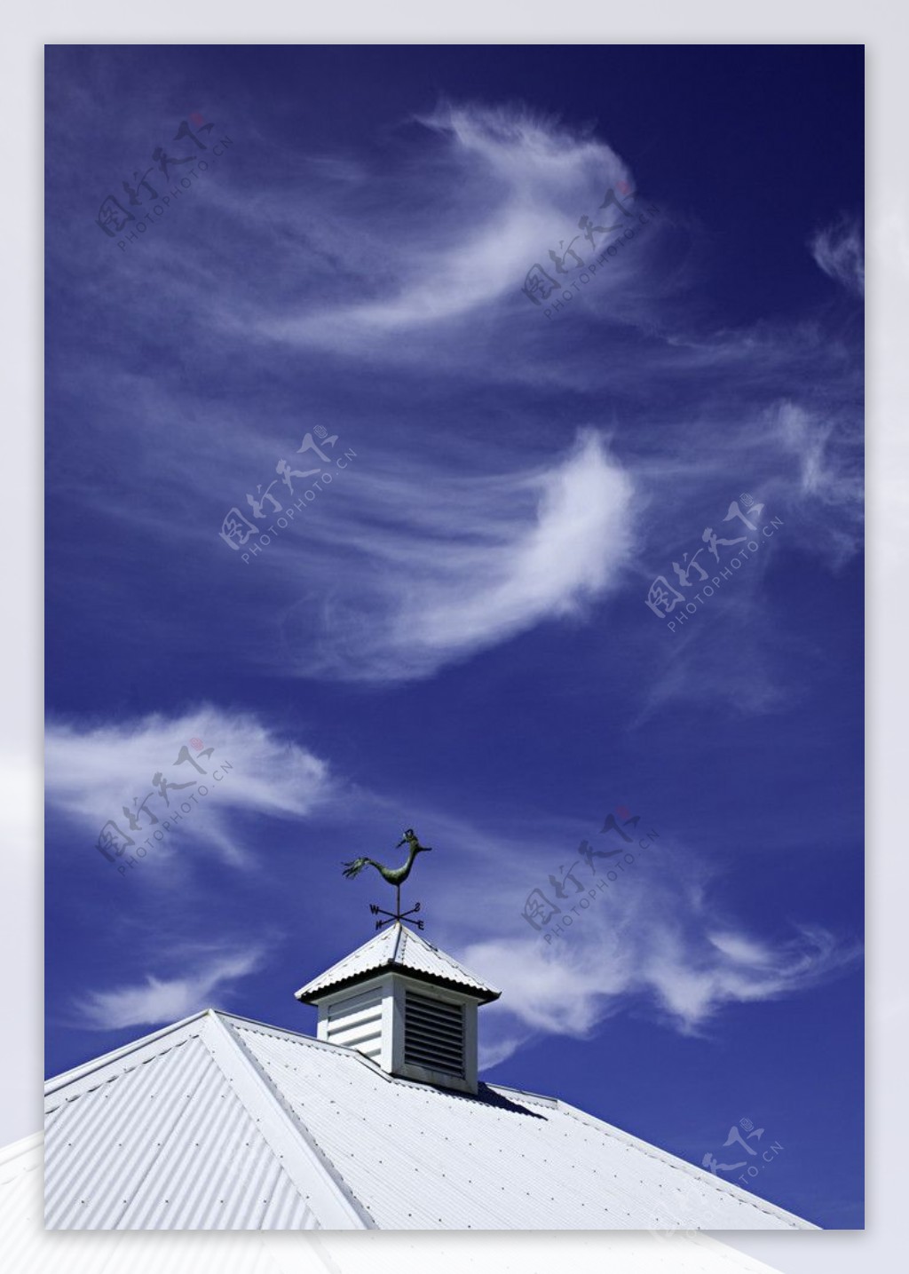 白屋顶上风驰幻化的云澳大利亚田园风光图片
