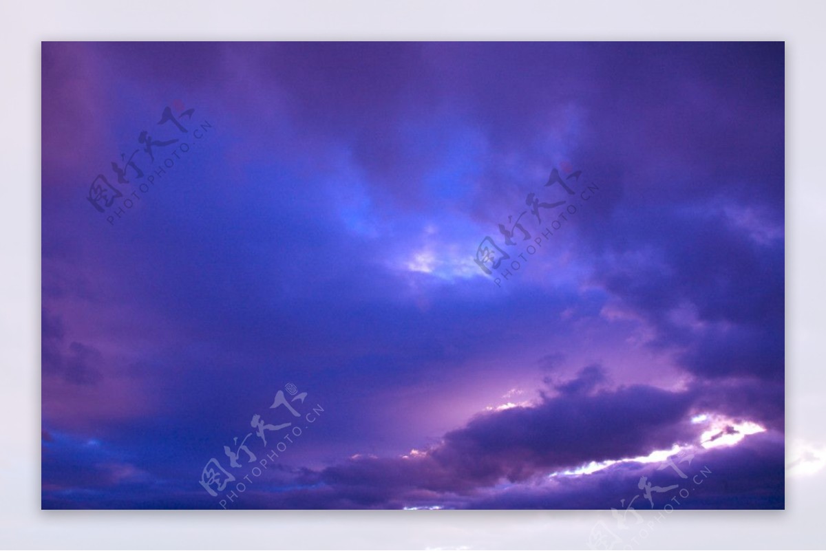 紫色云海图片