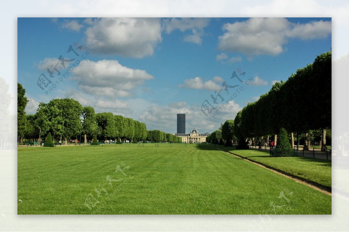 巴黎军事学校前的大草坪图片