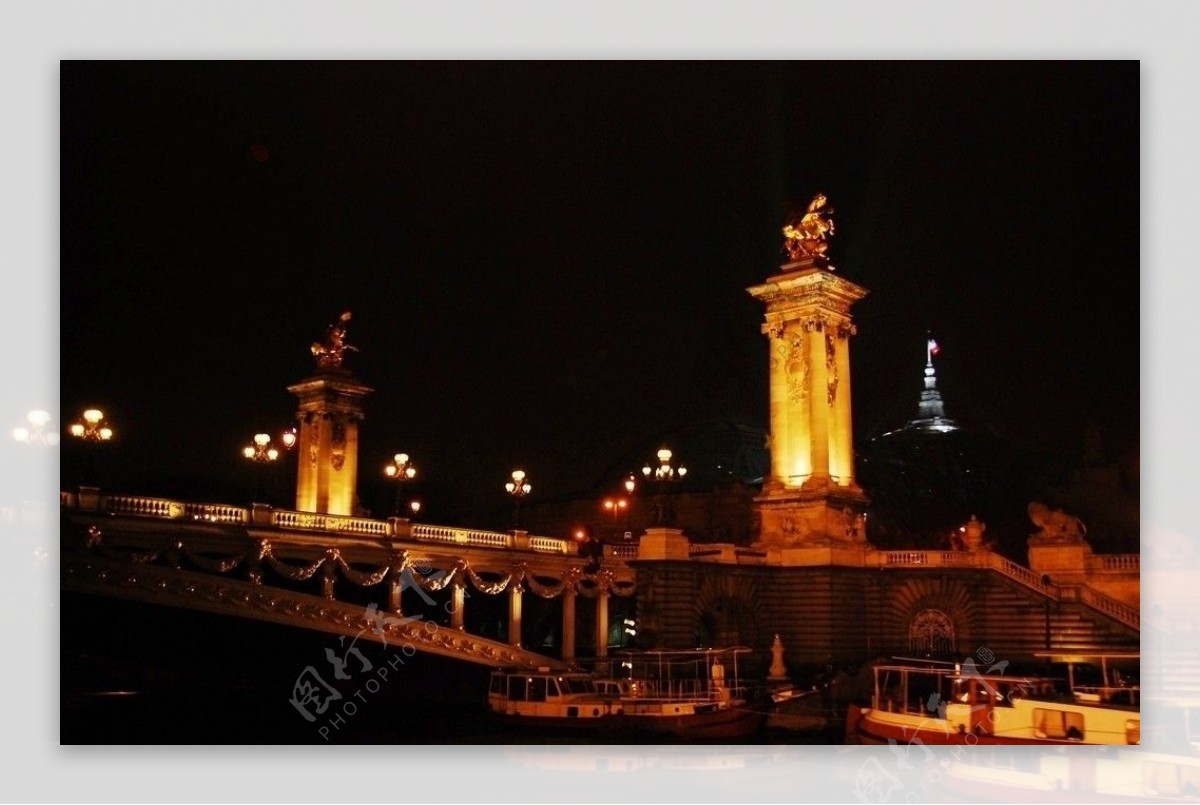 巴黎夜幕下的塞纳河图片