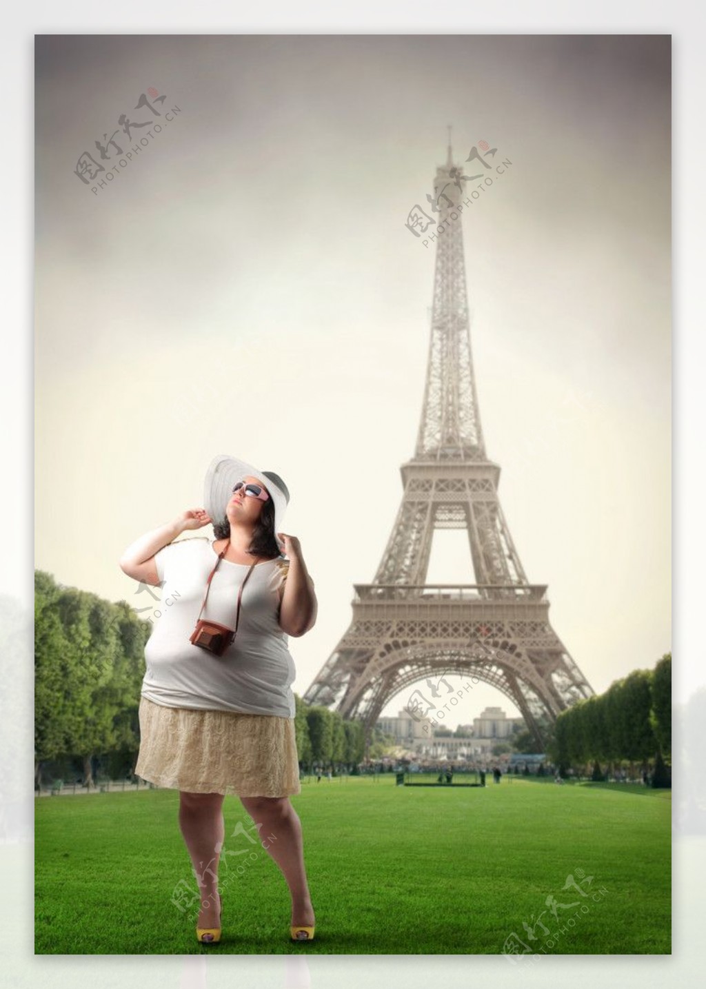 巴黎铁塔旅行的肥胖女人图片