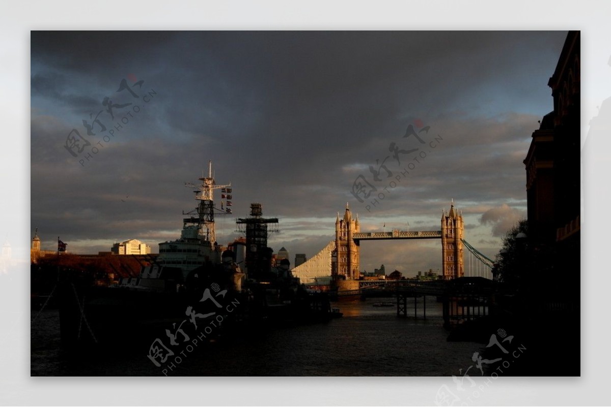 英国伦敦夜幕降临时泰晤士河图片