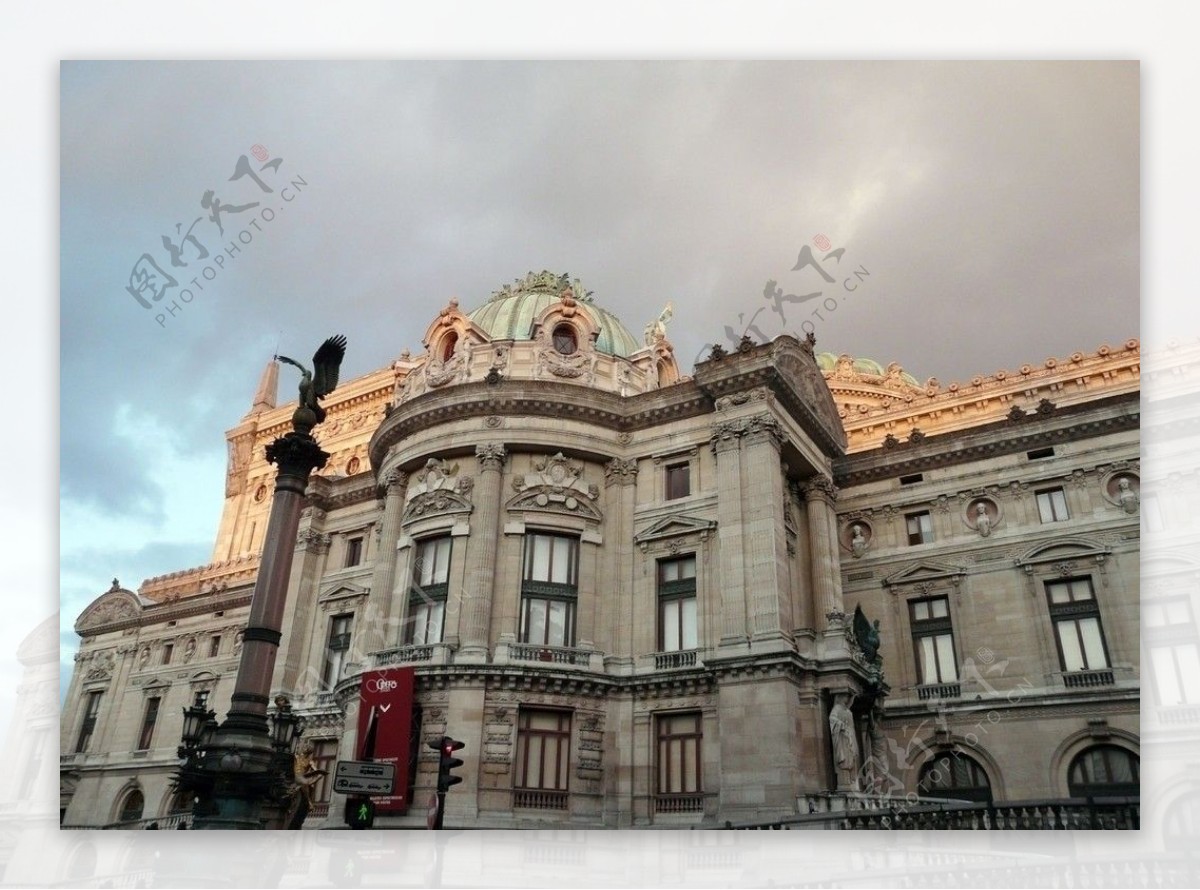 巴黎黃昏時的巴黎歌劇院图片