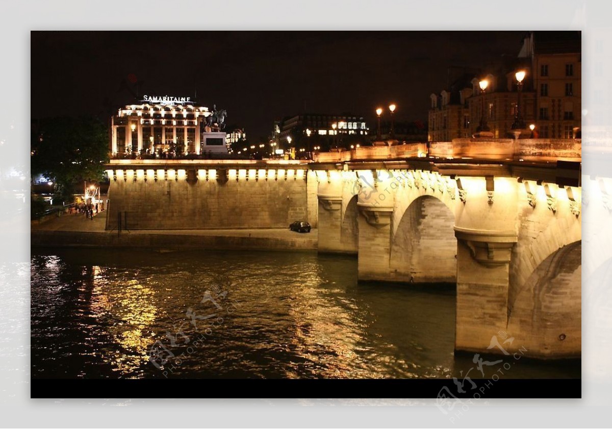 巴黎塞纳河上灯光辉映的新桥图片