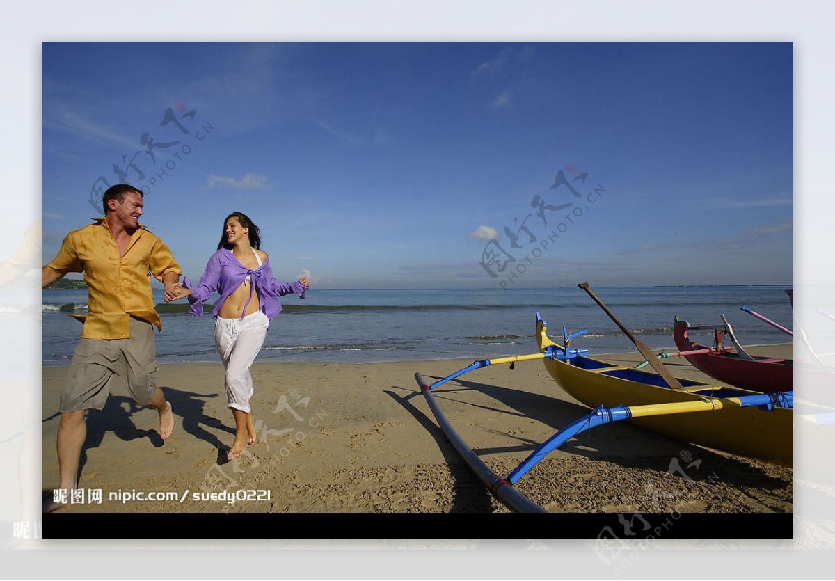 沙滩情侣奔跑图片