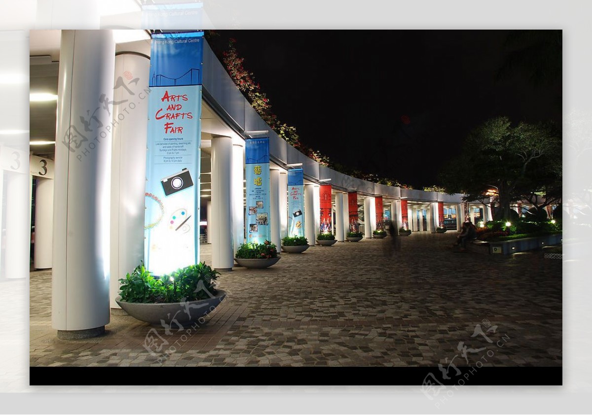 香港街头夜景钟楼旁走廊外景图片