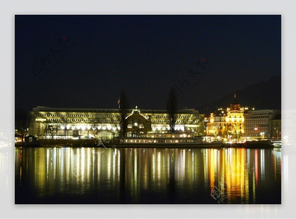 瑞士硫森火车站夜景图片