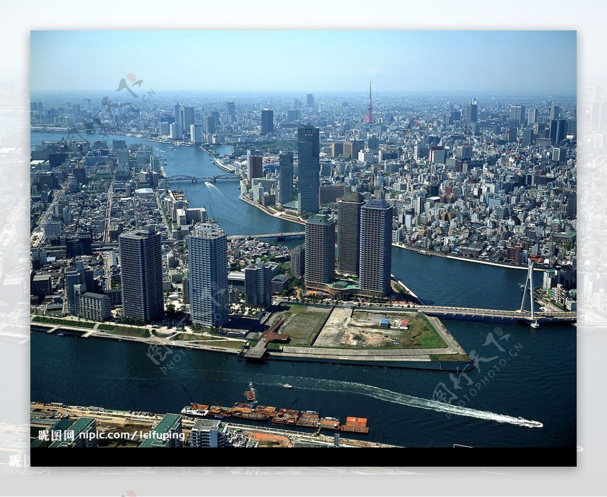 城市河流俯景图片