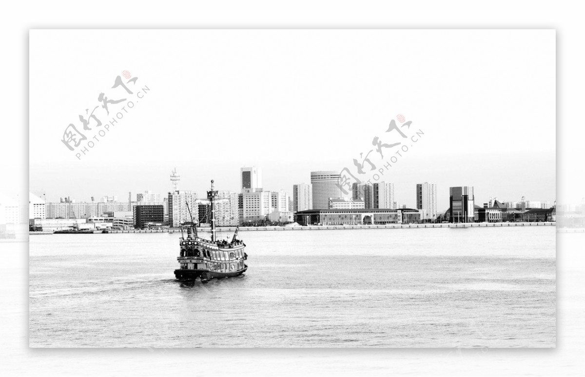 神户海滨海盗船驶向远方黑白版图片