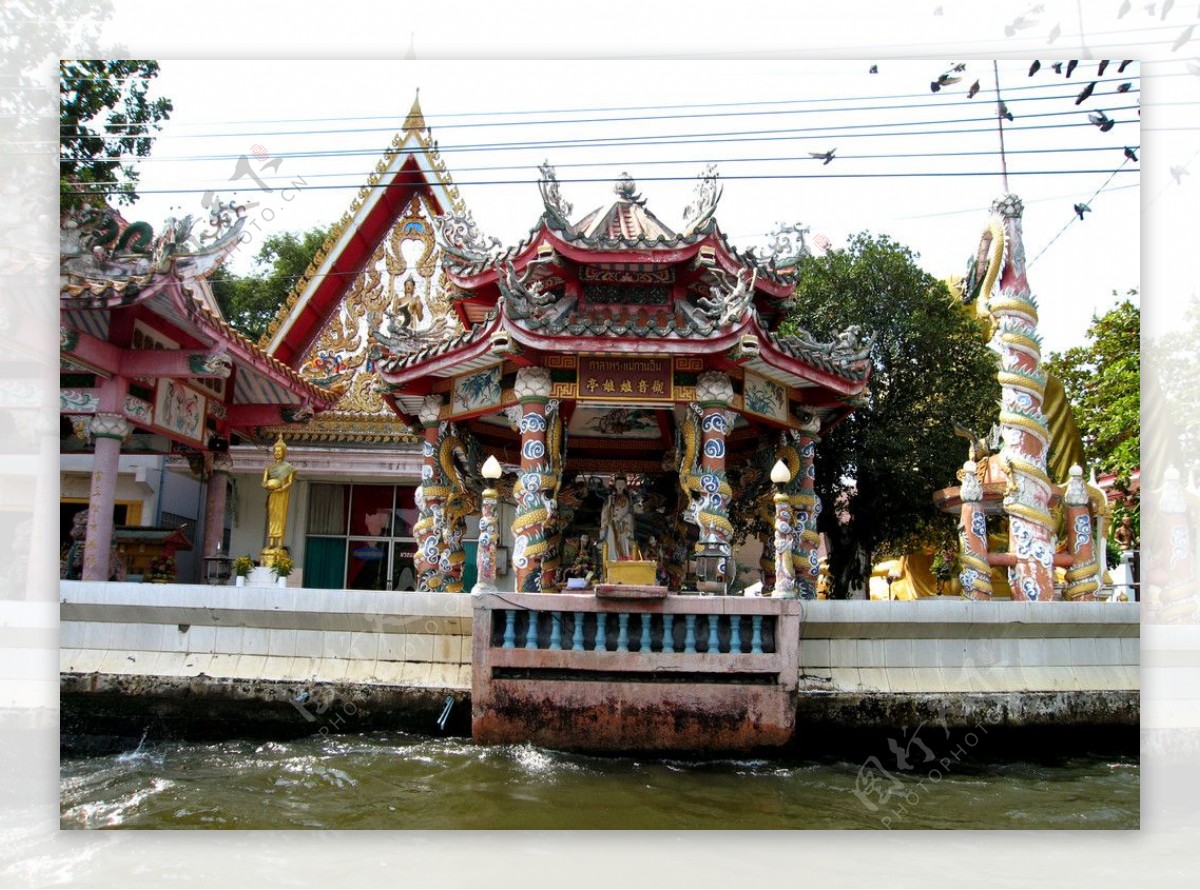 泰国湄南河旁的佛庙图片