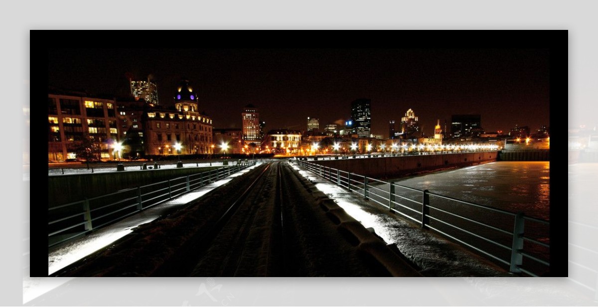 蒙特利尔圣劳伦斯河畔冬季的夜景图片