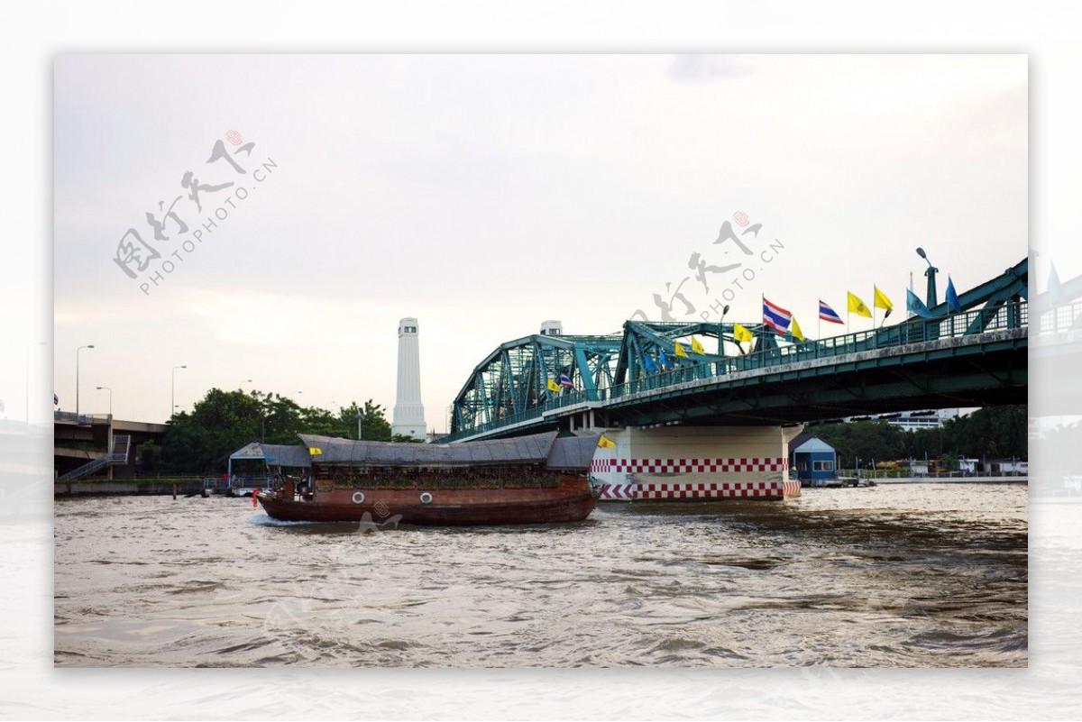 曼谷河的驳船图片