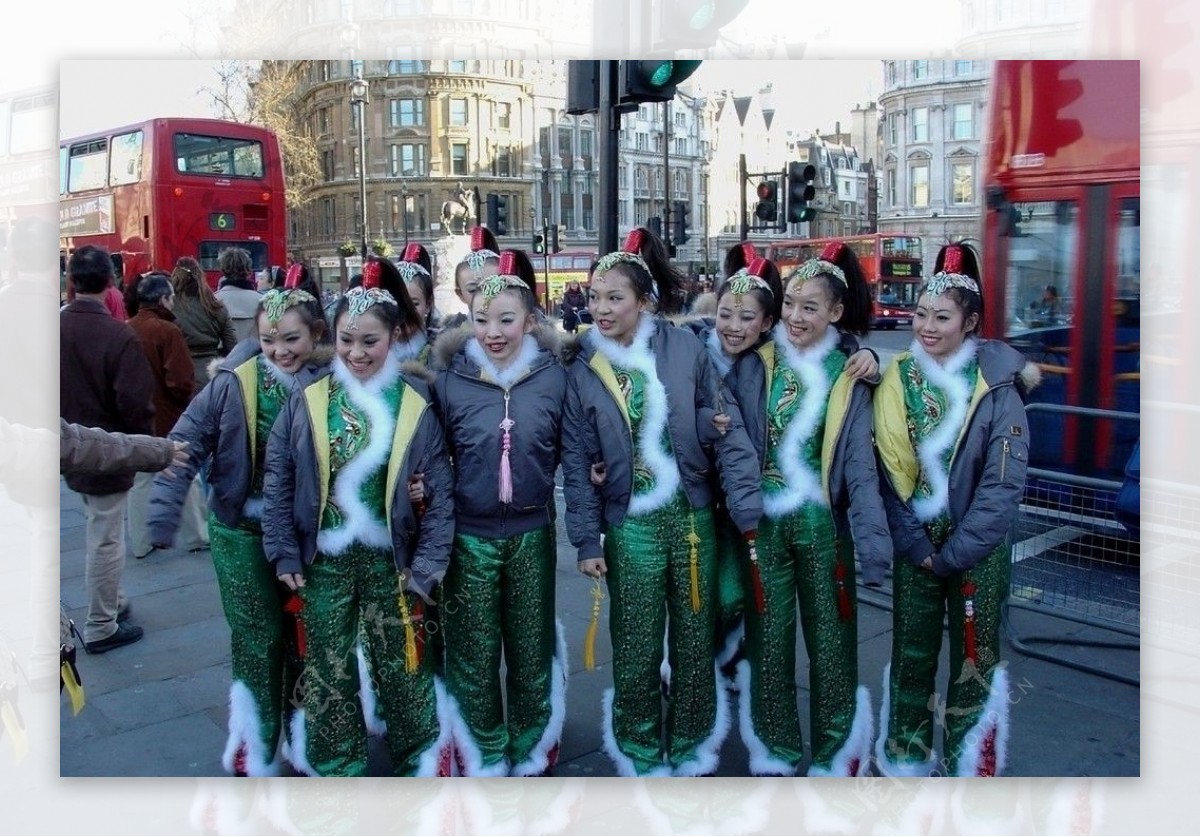 英国伦敦街头穿民族服装的中国少女图片