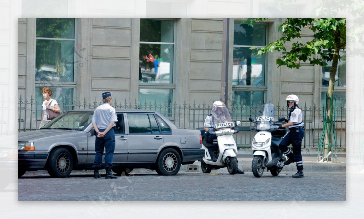 巴黎街上的執勤交警图片