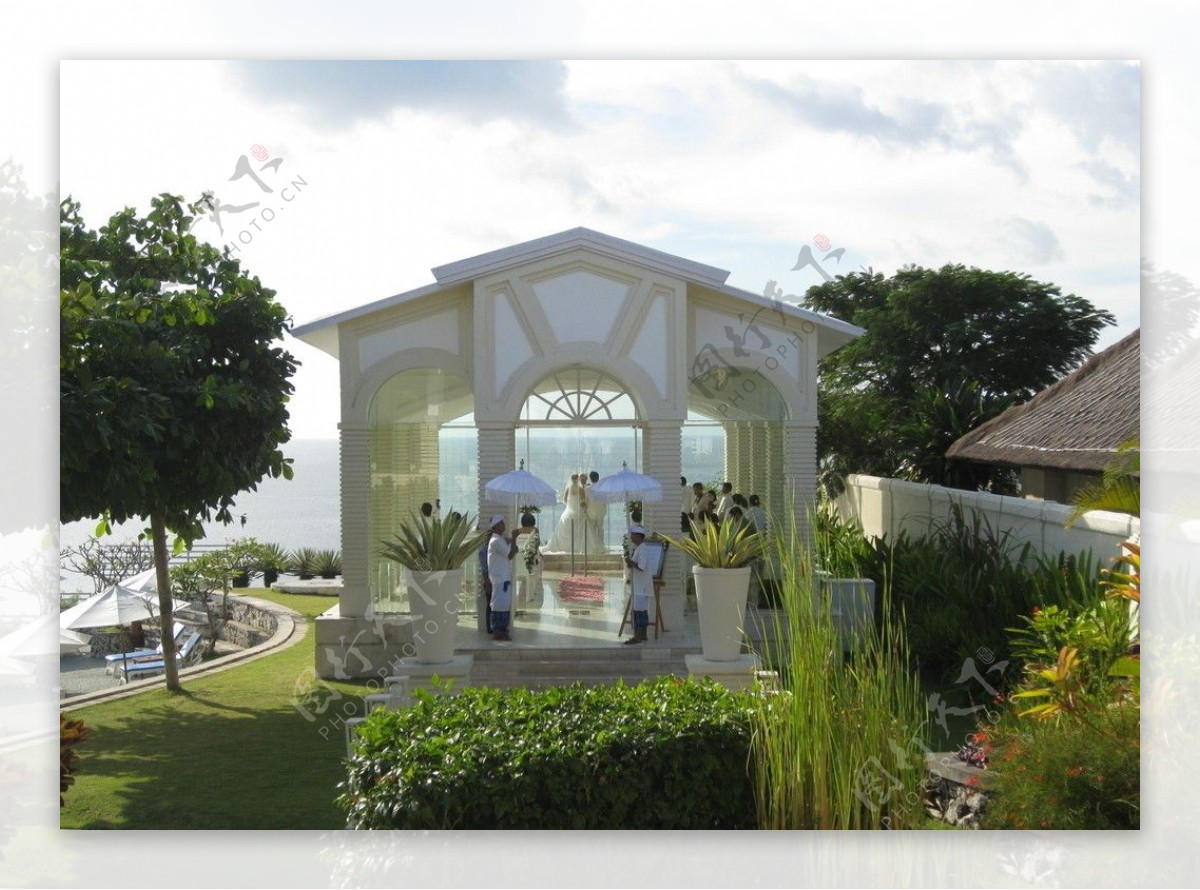 透明玻璃教堂婚礼图片