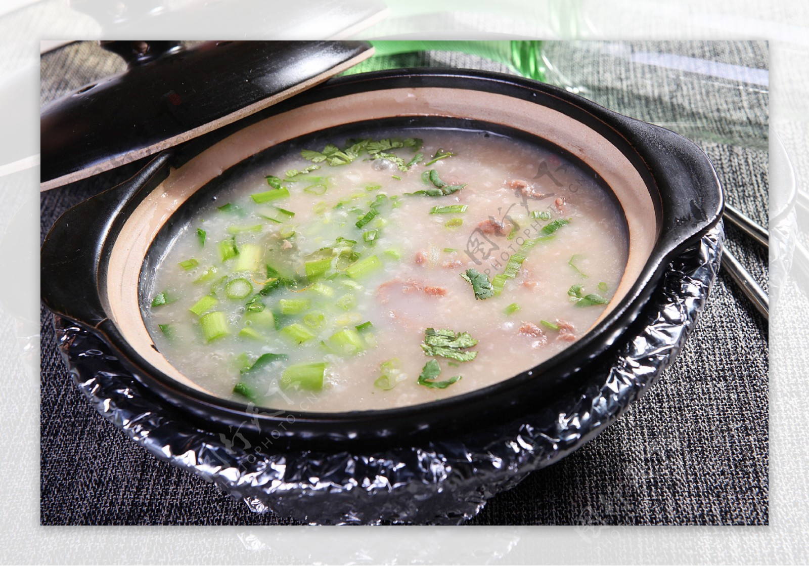 广式生滚脆肉鲩砂锅粥图片