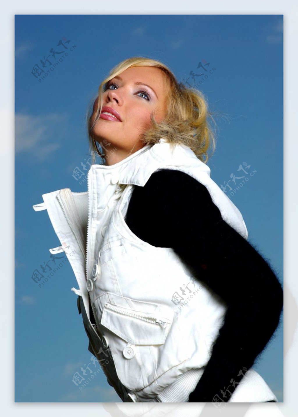 欧美女性羽绒服冬天图片