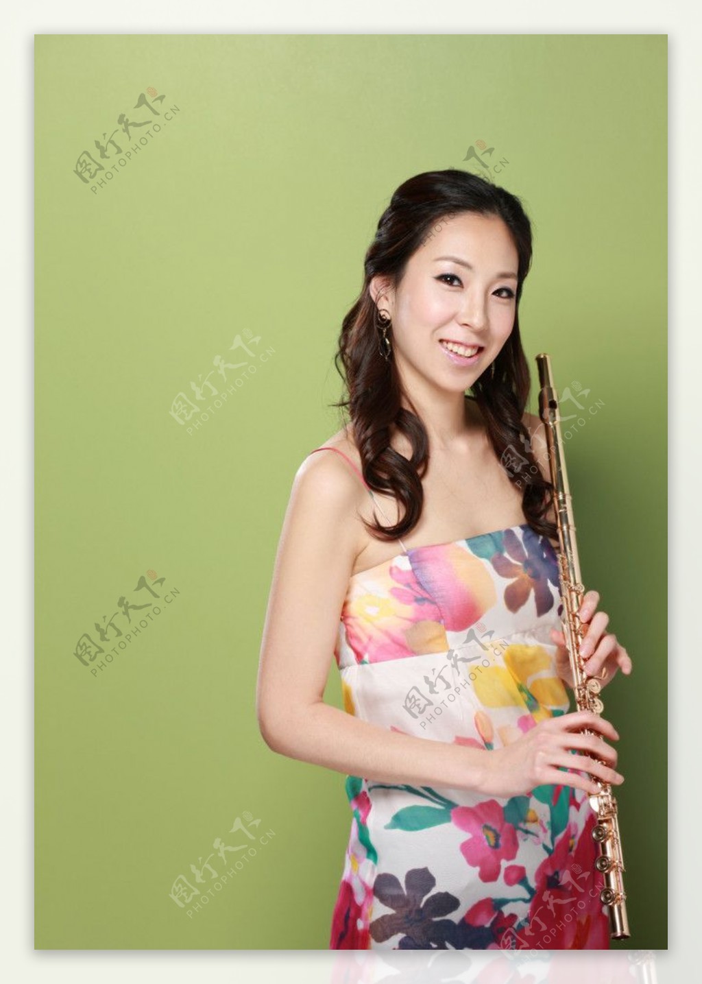 吹长笛的女人图片