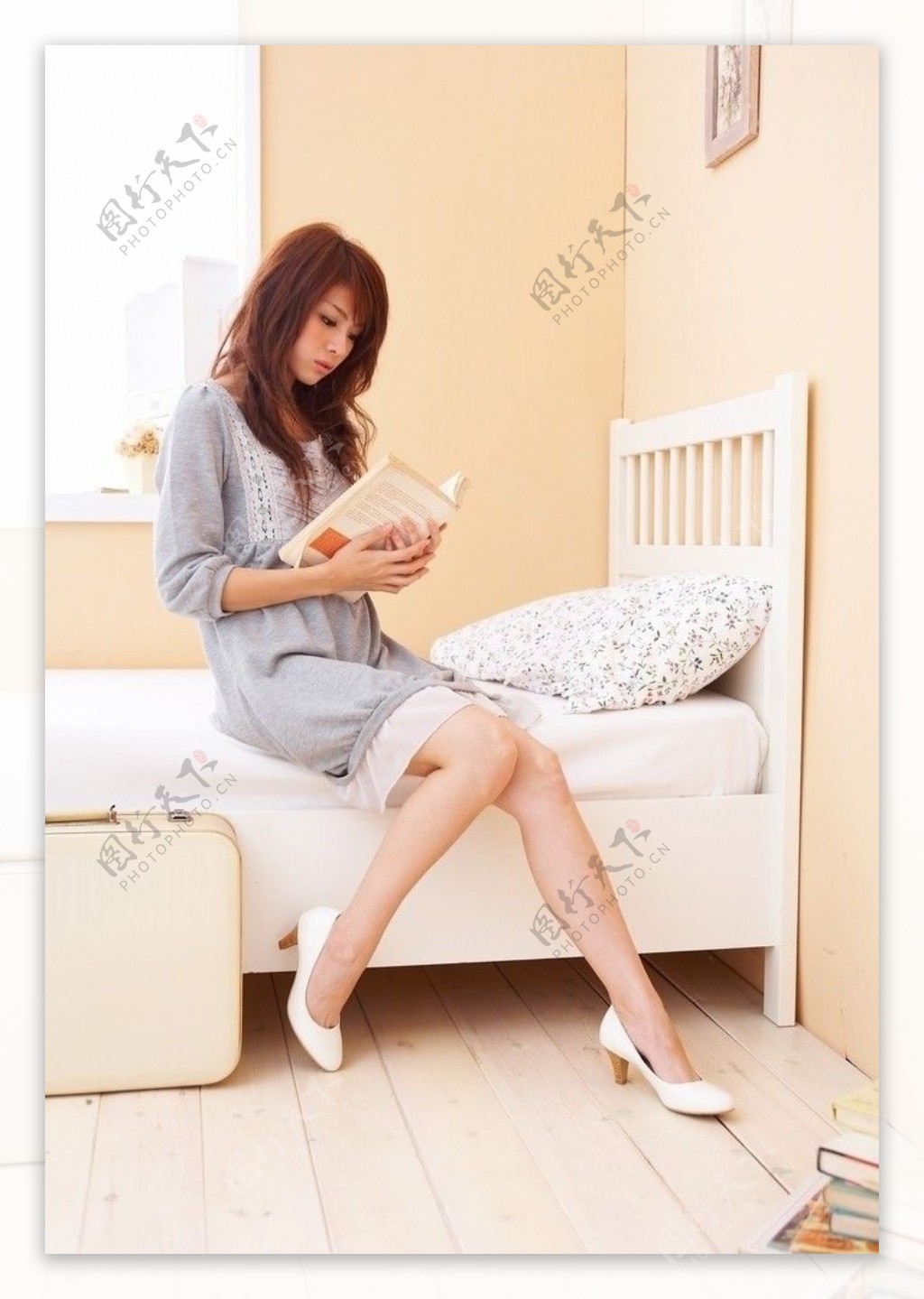 坐在窗沿看书的女孩图片