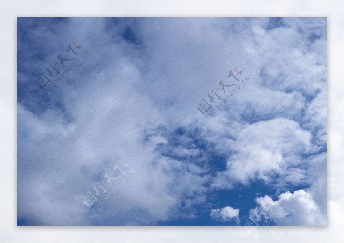 天空中的许多云朵图片