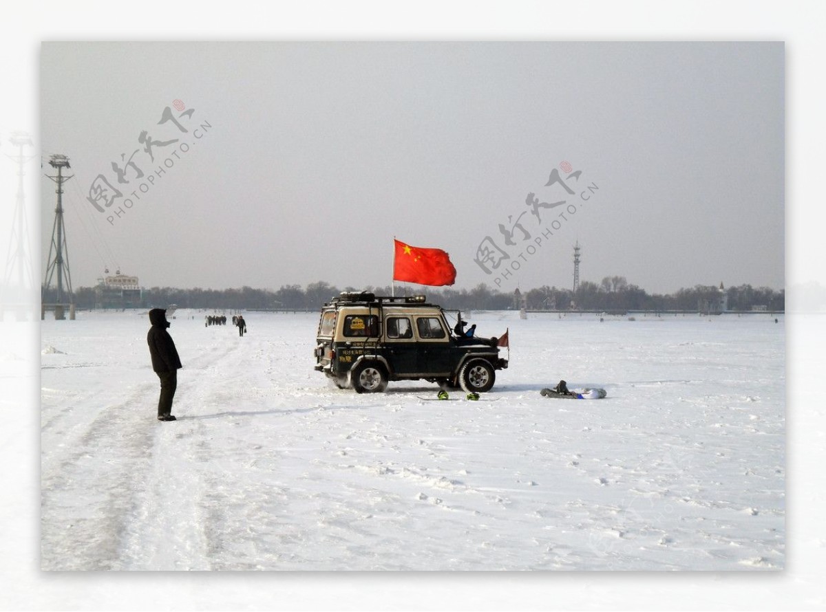 雪景汽车图片