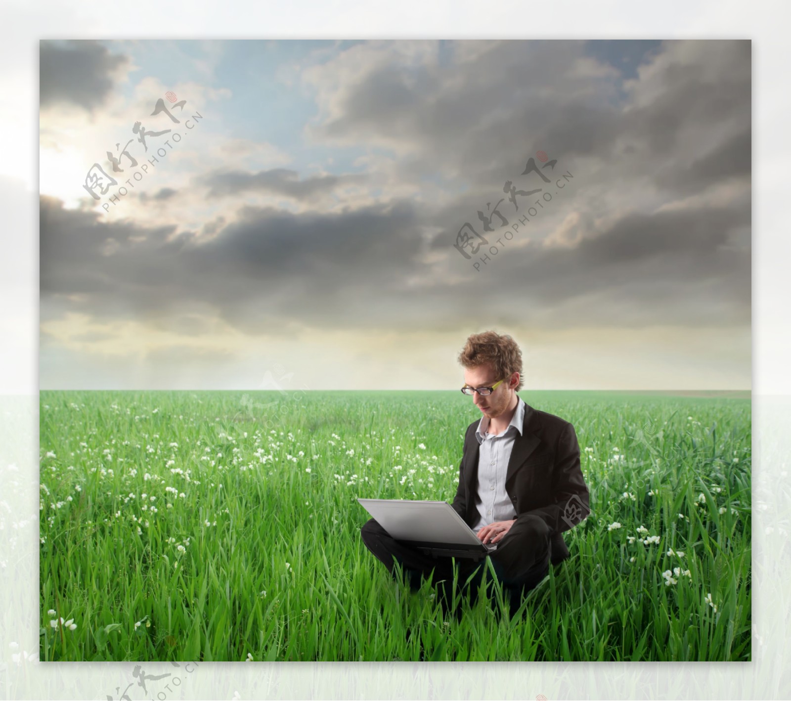 草丛草地里笔记本工作上网的帅哥图片