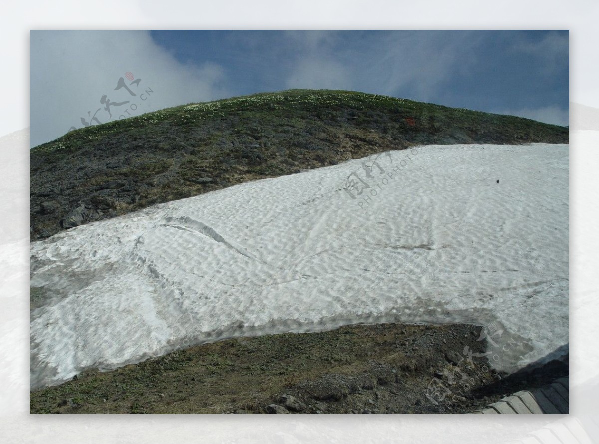 夏日长白山山顶的积雪图片