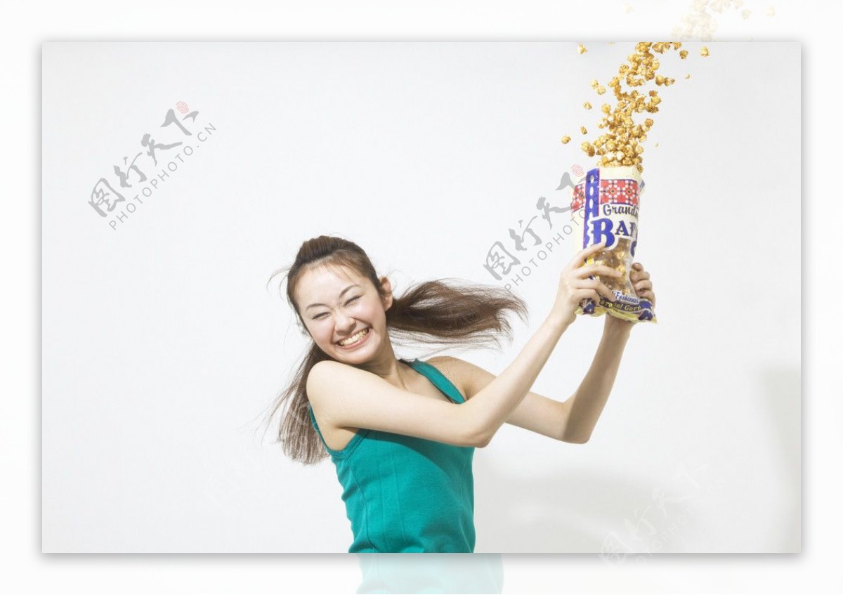 吃爆米花快乐的女孩图片