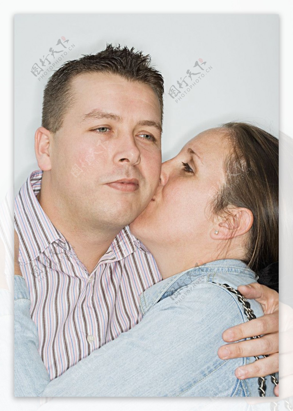 年轻夫妇有趣结婚照幸福婚姻图片下载 - 觅知网