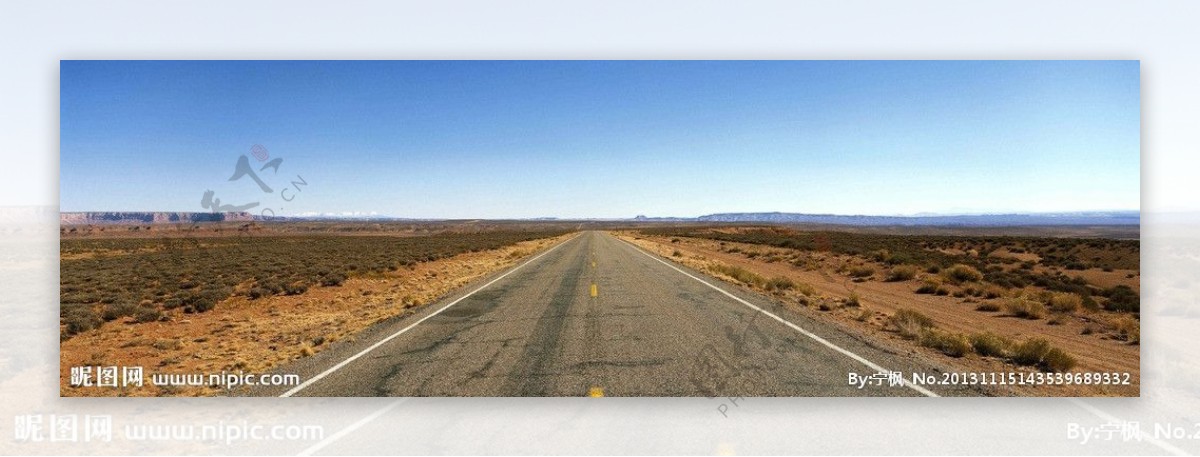 荒原中的公路图片
