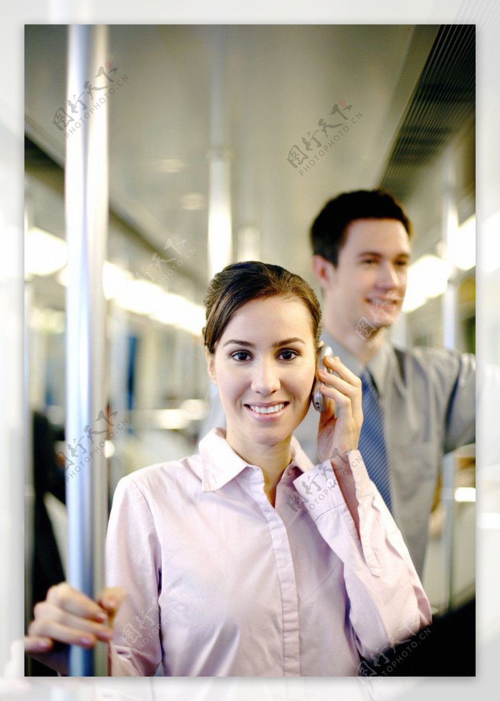 公交车上接电话的商务美女图片
