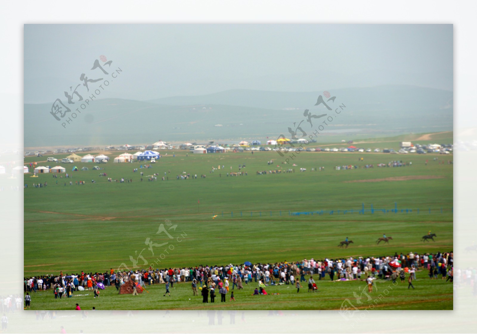 在蒙古国草原上赛马图片