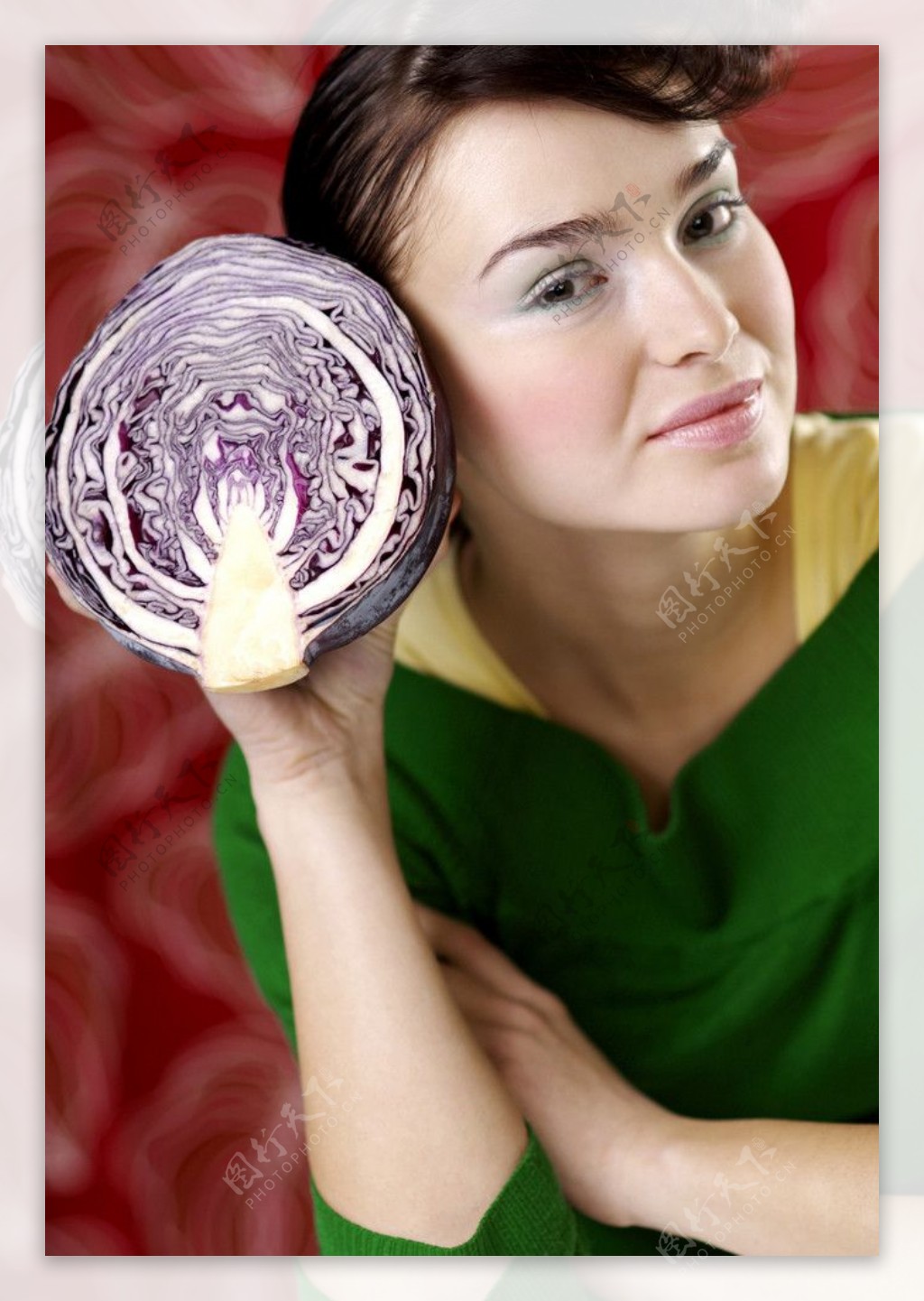 拿紫白菜的美女图片