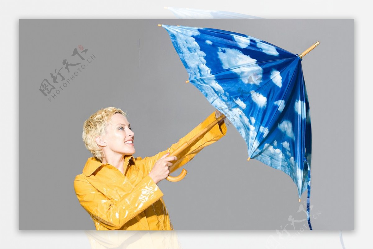 雨伞贵妇图片