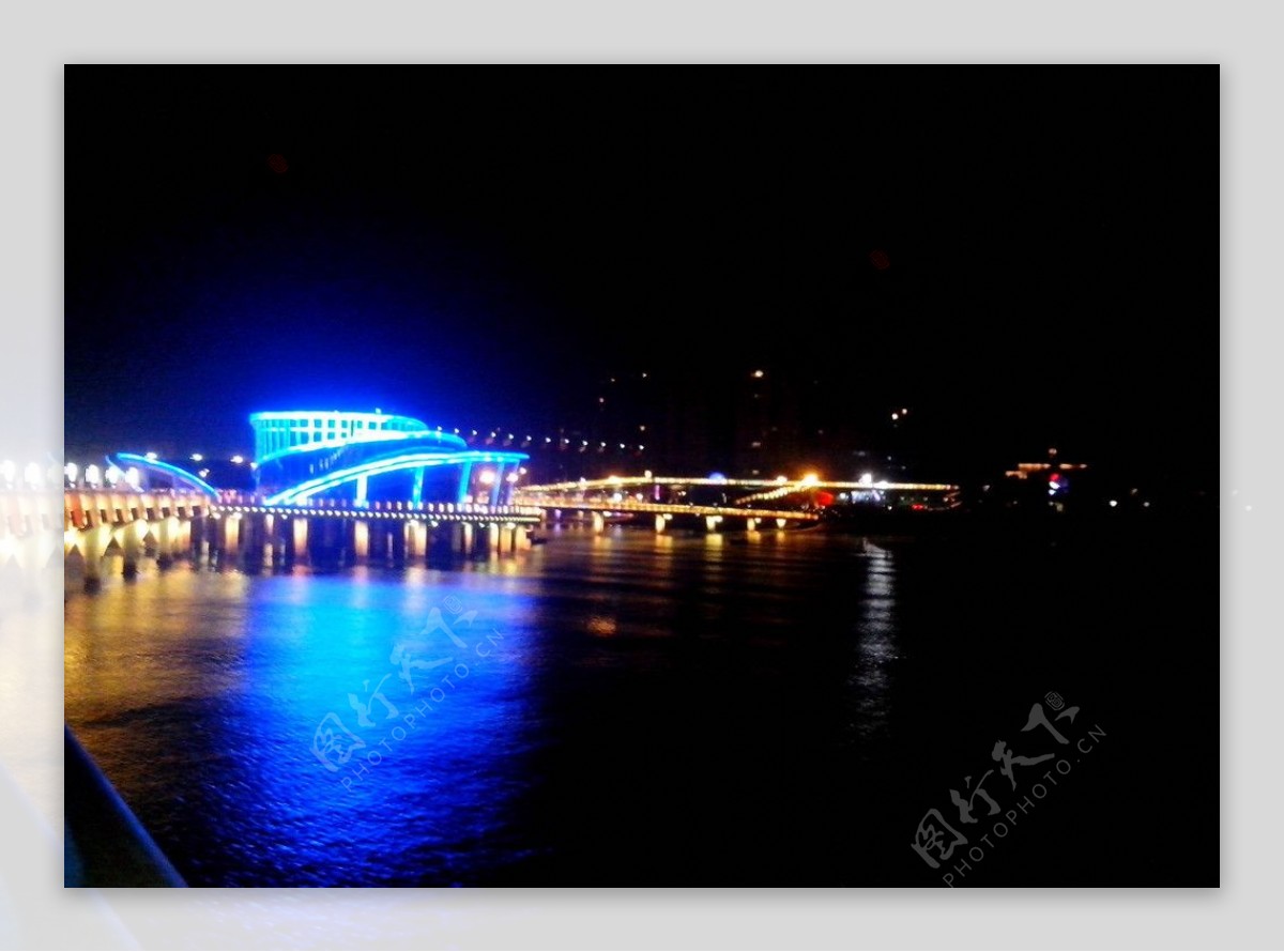 天马栈桥夜景图片