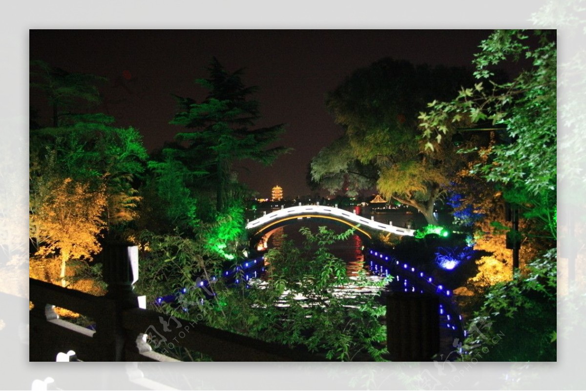 济南大明湖夜景图片