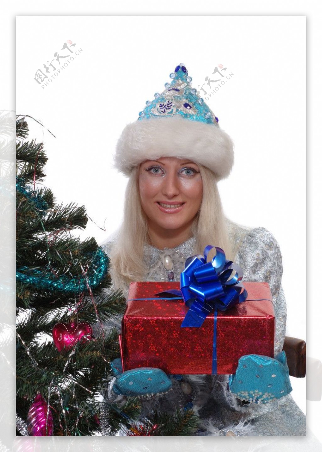 拿着礼盒的优雅圣诞贵妇图片