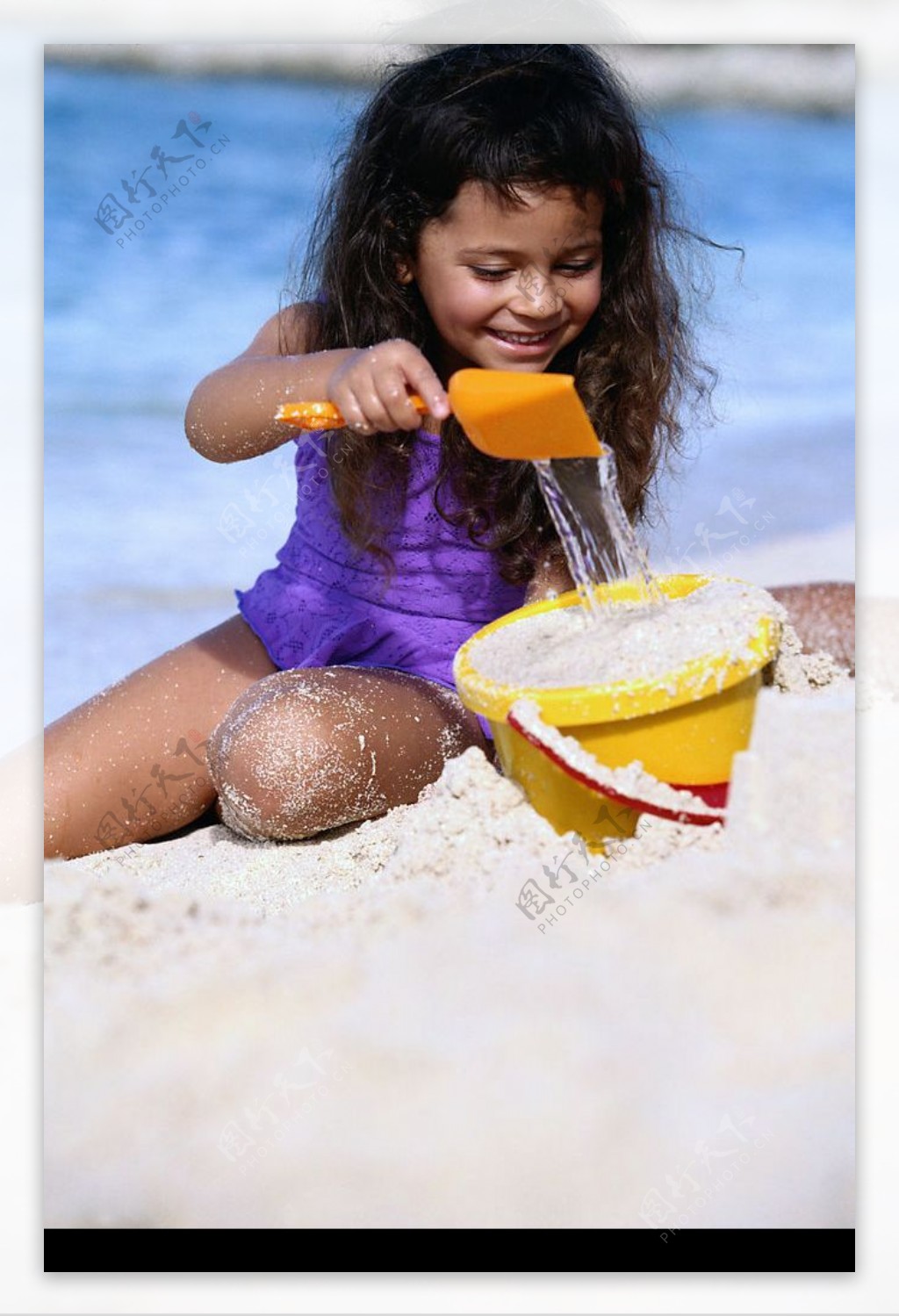 儿童堆沙摄影图片-儿童堆沙摄影作品-千库网