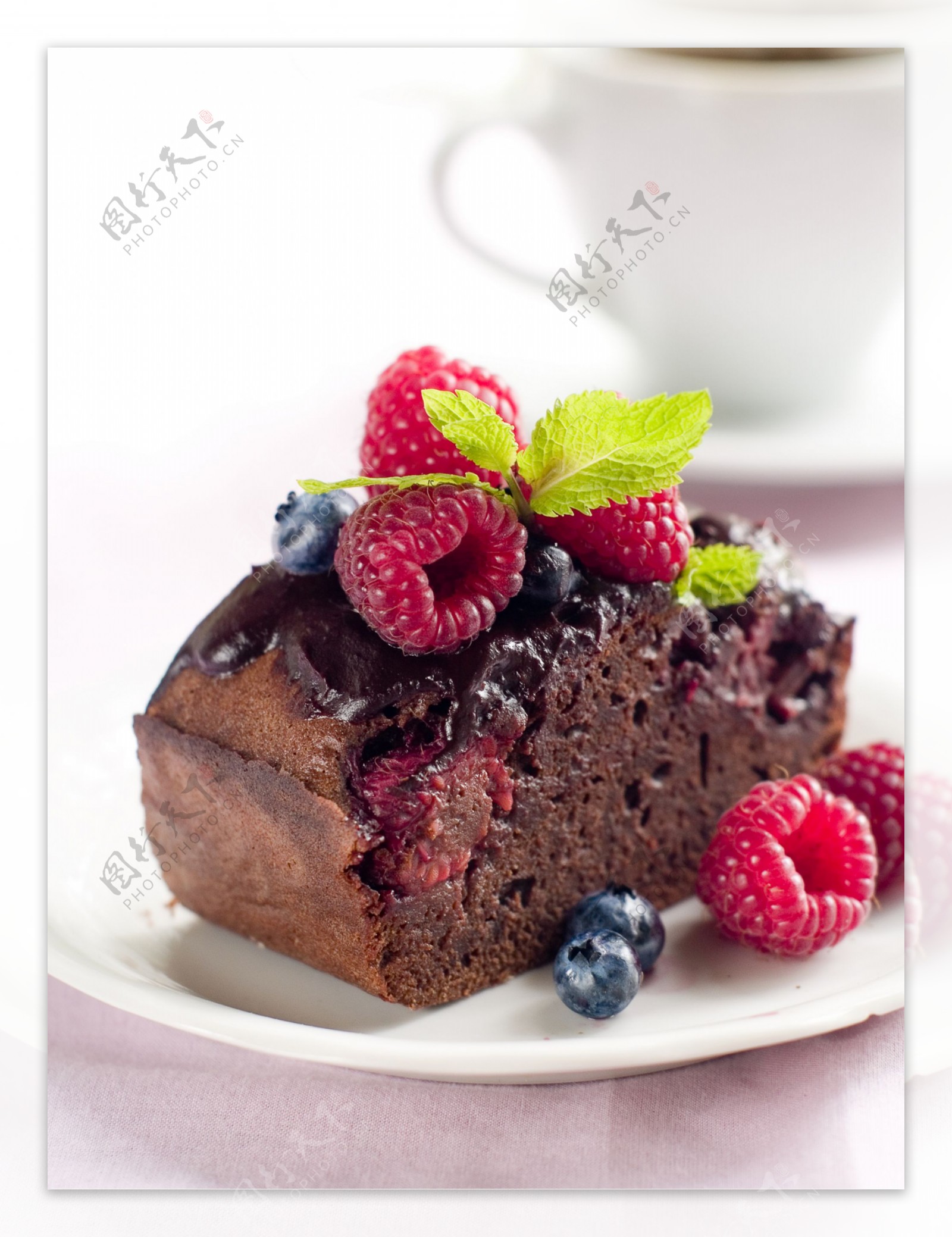 盘子里的巧克力小蛋糕图片