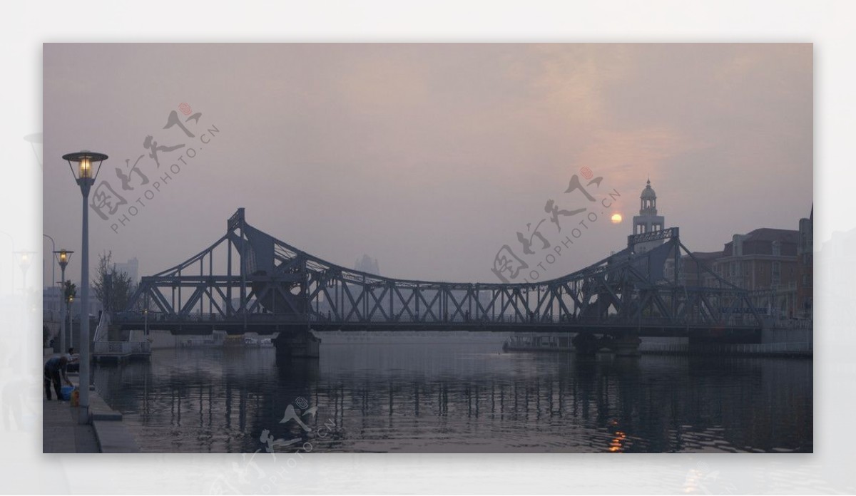 红日照耀解放桥图片