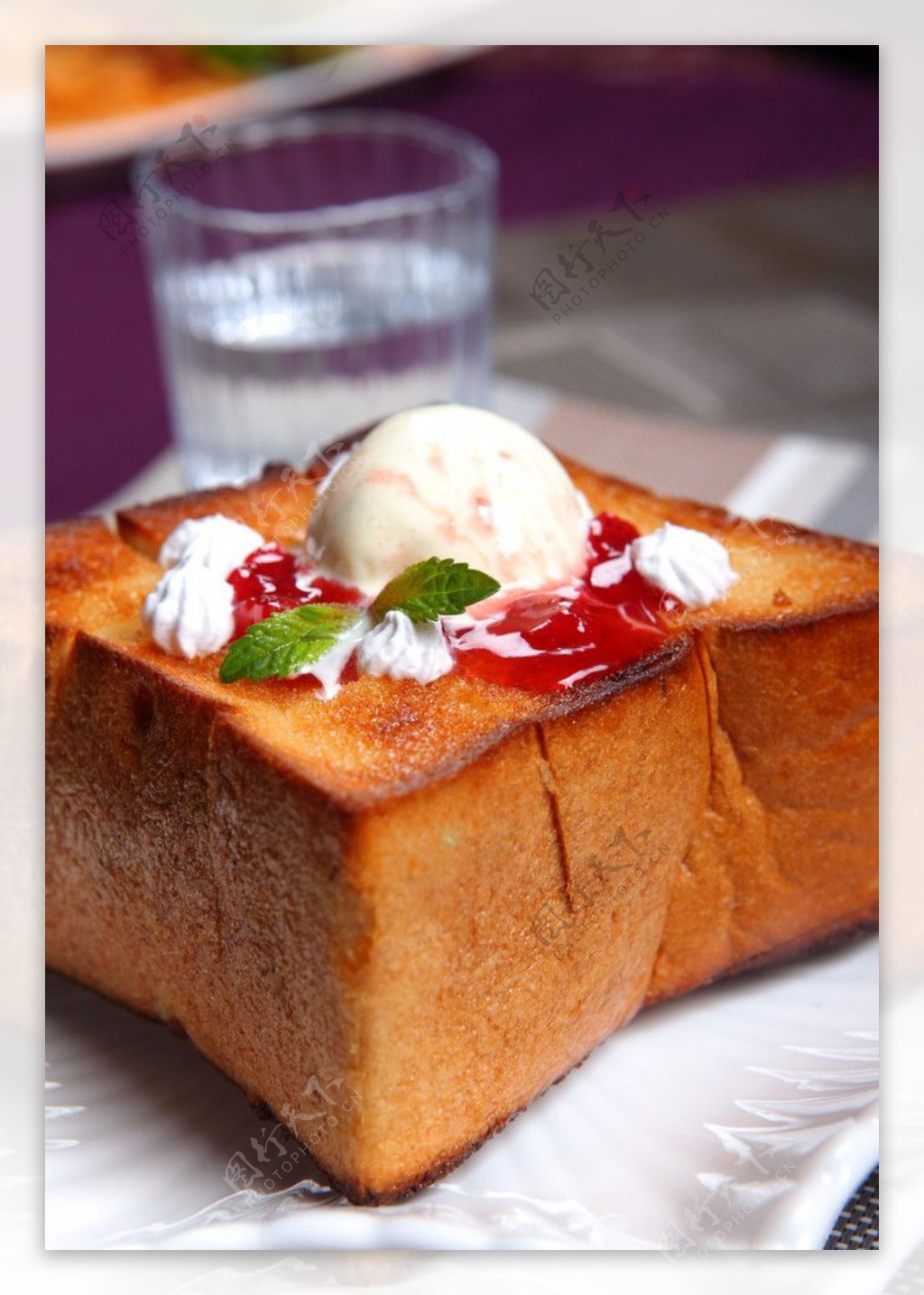 草莓蜂蜜面包图片