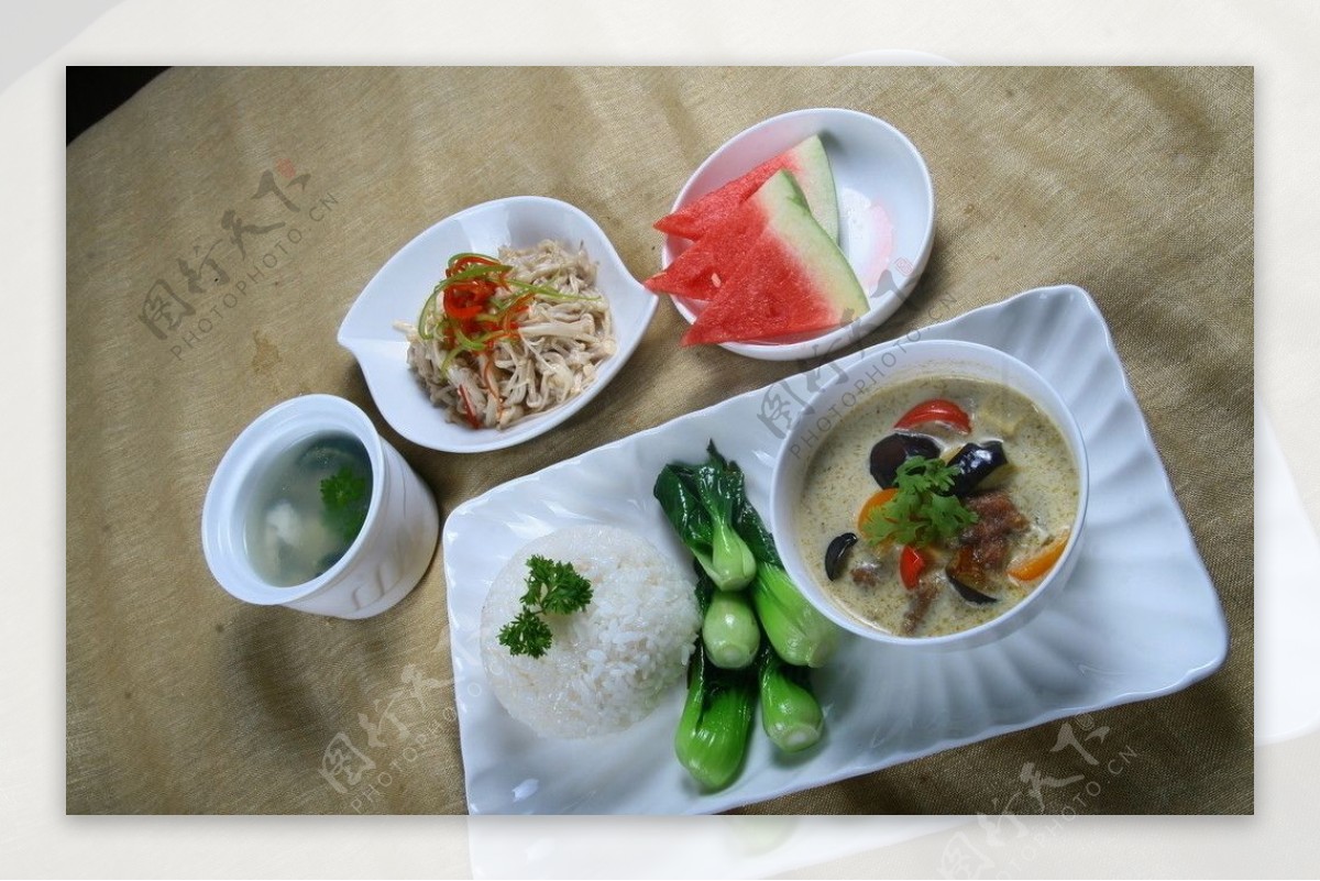 东南亚式套餐绿咖喱牛肉图片