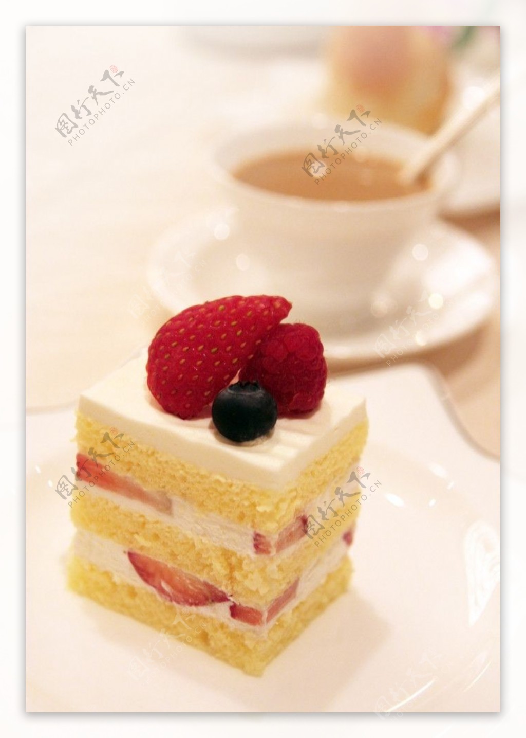 红草莓蛋糕图片
