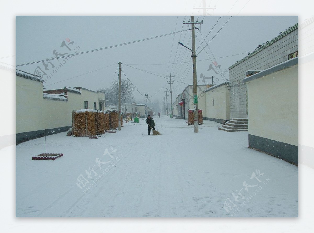 老家街道雪景图片