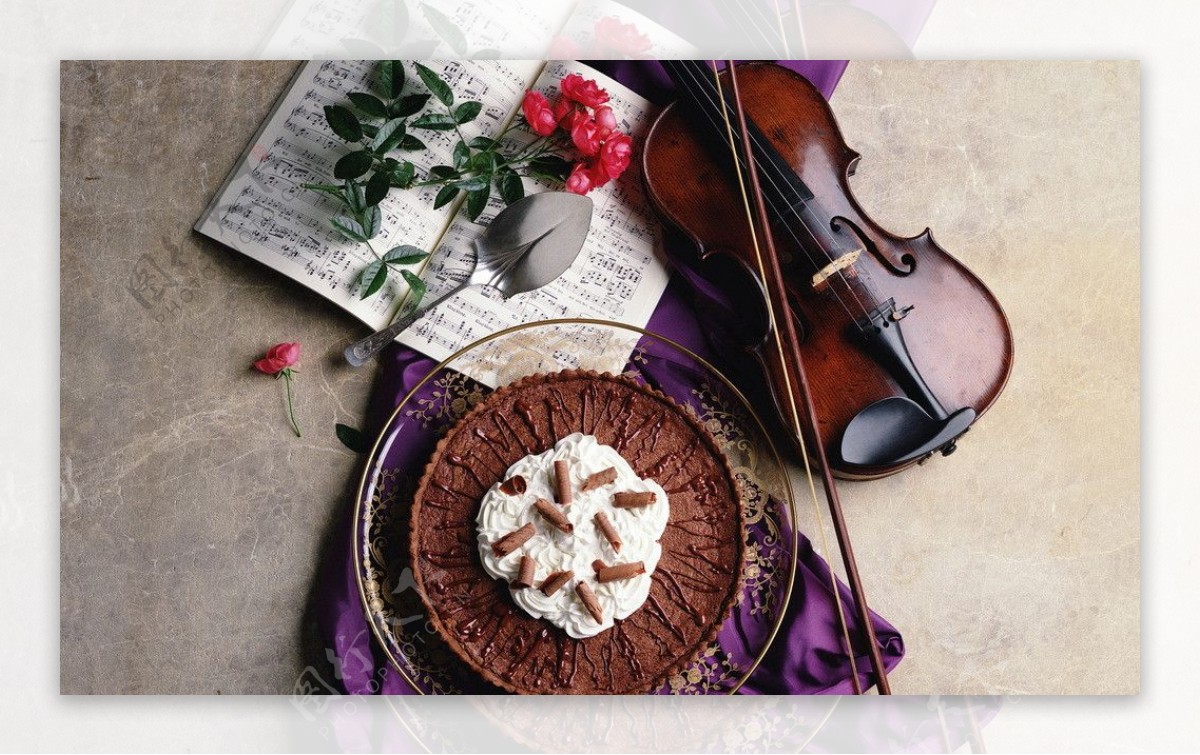 可可蛋糕和小提琴图片