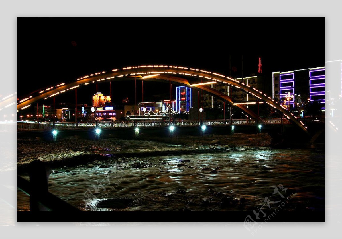 夜色下的彩虹橋图片