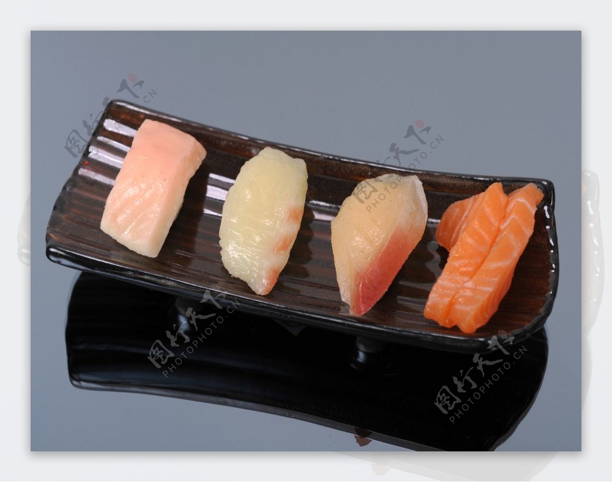 寿司盘上的仿真食物图片