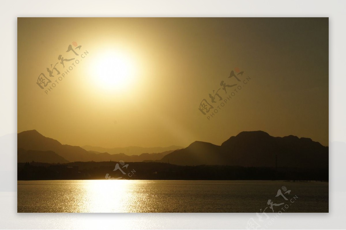 夕阳湖面风景图片