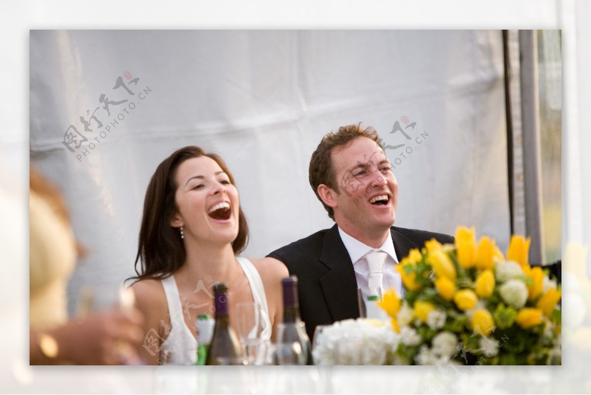 新郎和新娘在宴席上开怀大笑图片