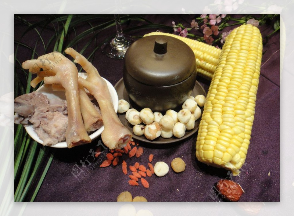 冬季养生汤系列凤爪莲子玉米汤图片